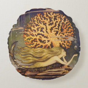 vallei, kleine zeemeermin in oceaankoraal rond kussen