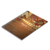 Vallen bladeren en strijklichten op bijtend hout notitieboek (Linkerzijde)