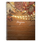 Vallen bladeren en strijklichten op bijtend hout notitieboek (Voorkant)