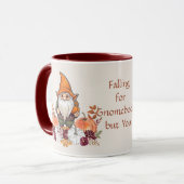 Vallen voor Gnomebody maar je Cozy Autumn Gnome Mok (Voorkant links)