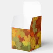 Vallende bladeren - rode achtergrond bedankdoosjes (Geopend)