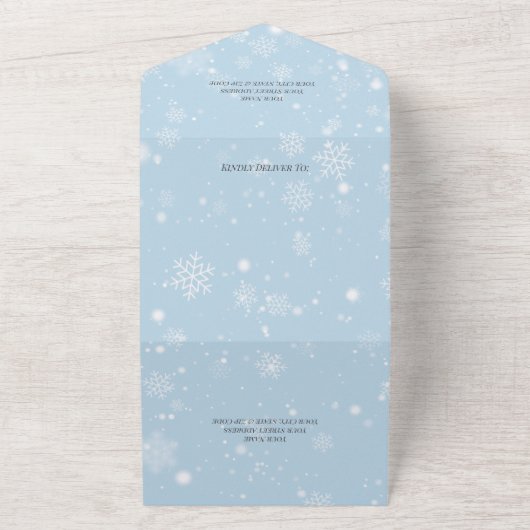 Vallende sneeuwvlokken op bleke ijsblauw met QR-co All In One Uitnodiging (Buitenkant)