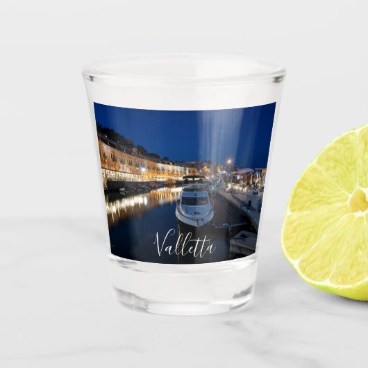 Valletta waterfront district met kleine haven shot glas (Voorkant)