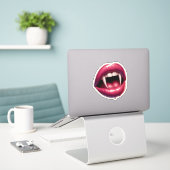 Vampierkus: Bourgondische lip Sticker (Laptop op bureau)