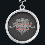 Vampire Bride Ketting<br><div class="desc">Wat de elegant niet dood draag... .aan een Vampire Wedding Elegant gothische siervoorwerpen met "Vampire Bride" en "Vampire Groom" in zwarte letters met bloedrood hoogtepunten groot geschenk voor die Vampire Lovers die de "finale" plunge nemen of voor je eigen Vampire Wedding.</div>