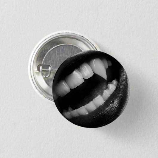 VAMPIRE FANGS RONDE BUTTON 3,2 CM (Voorkant /achterkant)
