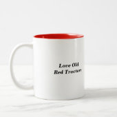 Van die oude tractoren houden tweekleurige koffiemok (Links)