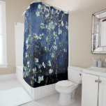 Van Gogh Almond Blossom Midnight Blue Douchegordijn<br><div class="desc">"Maak van uw badkamer een kunstzinnig toevluchtsoord" Breng een vleugje museumwaardige elegantie aan uw dagelijkse routine met dit douchegordijn met Van Gogh's amandelbloesems op een rijke middernachtblauwe achtergrond. De frisse witte bloesems met groene accenten creëer vormen een opvallend maar rustgevend contrast, waardoor dit stuk zowel vet als rustig is. Perfect...</div>