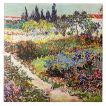 Van Gogh bloeiende tuin in Arles Floral Fine Art Tegeltje<br><div class="desc">Vincent Van Gogh die bloeiende tuin in Arles with Path Fine Art Vincent Willem van Gogh was een postpressionistische schilder wiens werk een verreikende invloed had op de kunst van de 20e eeuw. Zijn productie omvat portretten, zelfportretten, landschappen en nog steeds levenden van cypersen, bloemenvelden, bloeiende bomen, tuinen, tarwevelden en...</div>