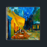 Van Gogh Café Terrace bij nacht Notitieboek<br><div class="desc">Notitieboek met het olieverschilderij van Vincent van Gogh Café Terrace in Night (1888). Gele sterren schilderen de blauwe nachthemel boven een buitencafé in Frankrijk. Een geweldig cadeau voor fans van Post-Impressionisme en Nederlandse kunst.</div>