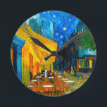 Van Gogh Café Terrace bij nacht Ronde Klok<br><div class="desc">Klok met het olieverschilderij van Vincent van Gogh Café Terrace in Night (1888). Gele sterren schilderen de blauwe nachthemel boven een buitencafé in Frankrijk. Een geweldig cadeau voor fans van Post-Impressionisme en Nederlandse kunst.</div>