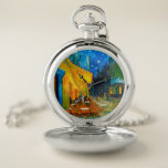 Van Gogh Café Terrace bij nacht Zakhorloge<br><div class="desc">Pocket Watch met het olieverschilderij van Vincent van Gogh Café Terrace in Night (1888). Gele sterren schilderen de blauwe nachthemel boven een buitencafé in Frankrijk. Een geweldig cadeau voor fans van Post-Impressionisme en Nederlandse kunst.</div>
