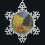 Van Gogh Cafe Terrace Post-Impressionist Tin Sneeuwvlok Ornament<br><div class="desc">Post-impressionistische schilderkunstenaar Vincent Van Gogh's grote kunstwerken en schilderijen - Cafe Terrace bij nacht</div>