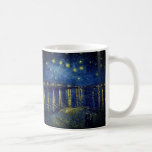 Van Gogh - Sterrennacht over de Rijn Koffiemok<br><div class="desc">Vincent Van Gogh's Art Work - "Sterrennacht over de Rijn" staat op dit tas. Mooie nachteffecten in dit uitzicht van de Rhône, waarin Van Gogh de kleuren die hij in het donker zag, geweldig transcribeerde. Blauwte overheerst: Pruisblauw, ultramarien en kobalt. Het stadsgas licht een intense gele glimp op en wordt...</div>