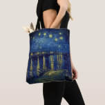 Van Gogh - Sterrennacht over de Rijn Tote Bag<br><div class="desc">Van Gogh's Art Work - "Sterrennacht over de Rijn" staat op dit tas. Mooie nachteffecten in dit uitzicht van de Rhône, waarin Van Gogh de kleuren die hij in het donker zag, geweldig transcribeerde. Blauwte overheerst: Pruisblauw, ultramarien en kobalt. Het stadsgas licht een intense gele glimp op en wordt weerspiegeld...</div>