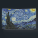 Van Gogh Sterrennacht Spandoek<br><div class="desc">Sterrennacht door Vincent Van Gogh, olie op het canvas, 1889, is een landschapsschilderij van een grote ronde van het schitteren van sterren over een landschap van verre steden en rolheuvels, met één enkele cypersboom die op de voorgrond stijgt als een donkergroene vlam. Van Gogh schilderde zijn sterrenmeesterwerk niet uit het...</div>