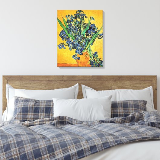 Van Gogh - Vase met de gele achtergrond van Irises Canvas Afdruk (Insitu (Slaapkamer))
