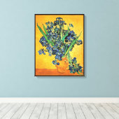 Van Gogh - Vase met de gele achtergrond van Irises Canvas Afdruk (Insitu (Houten vloer))