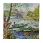 Van Gogh Vist in de lente Pont de Clichy Tegeltje<br><div class="desc">Gevist in de lente is de Pont de Clichy van Vincent van Gogh een kunstschilderij met een maritiem schilderij van het impressionisme met een man in een boot die in de lente van de Seine in de Pont de Clichy-brug vist. Over de kunstenaar: Vincent Willem van Gogh was een Post...</div>
