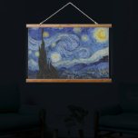 Van Goghs klassieke schilderij De Sterrennacht Hangend Wandkleed<br><div class="desc">Vincent van Gogh's "De Sterrennacht" (1889) is een van zijn bekendste en boeiende werken, bekend om zijn wervelende hemel, gloeiende sterren en gedurfde penseelstreken. Het schilderij heeft een levendige nachtelijke hemel, gevuld met wervelende patronen van blauw en geel. De sterren zijn groot, lichtgevend en bijna surrealistisch van uiterlijk, alsof ze...</div>