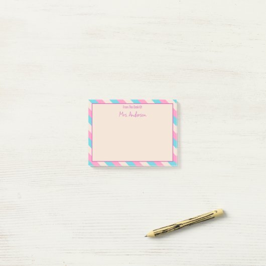 Van het bureau van de leraar naam roze blauwe stre post-it® notes (Op bureau)
