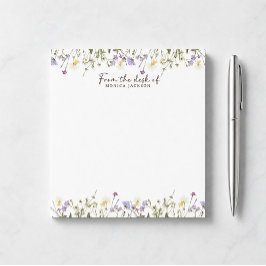 Van het bureau van rustieke wilde bloemen notitieblok