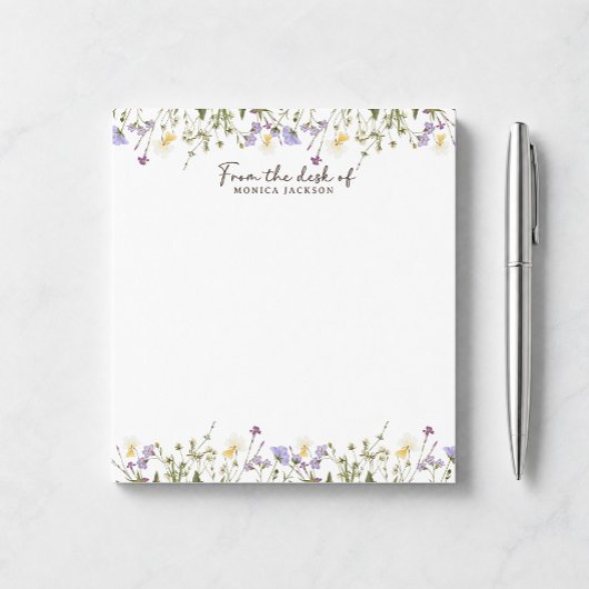 Van het bureau van rustieke wilde bloemen notitieblok