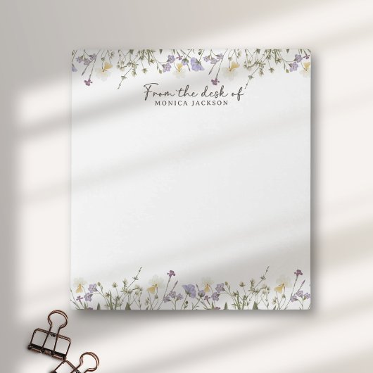 Van het bureau van rustieke wilde bloemen notitieblok