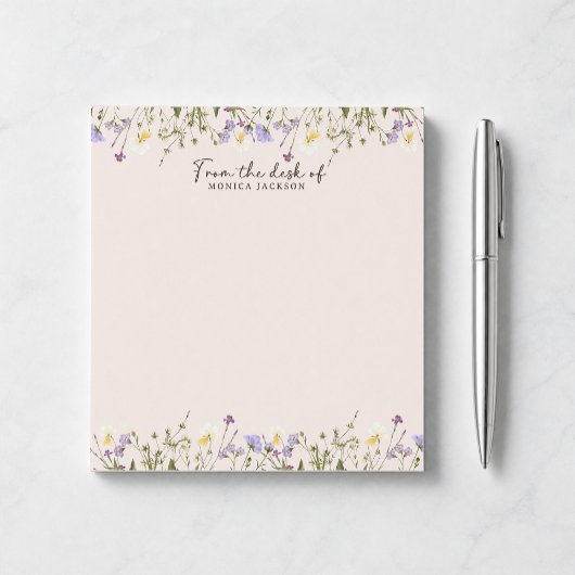 Van het bureau van rustige wilde bloemen notitieblok