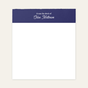 Van het bureau van wit schrift marineblauwe rand notitieblok