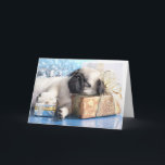 Van het puppypug en Kerstmis van de slaap giften Feestdagen Kaart<br><div class="desc">pug en giftenKerstmis © en ® Bigstock® van het slaappuppy - Alle Voorgebe*houde Rechten.</div>