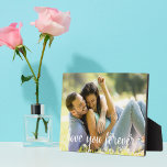 Van je Jubileum Datum Romantische Foto Fotoplaat<br><div class="desc">De liefde u Forever geschreven in kromme witte manuscriptbekleding op uw romantische paar fotoplaque. Voeg een verloving-afbeelding of trouwfoto onder je verjaardagsdatum toe op dit cadeau voor je vriendin of vrouw.</div>