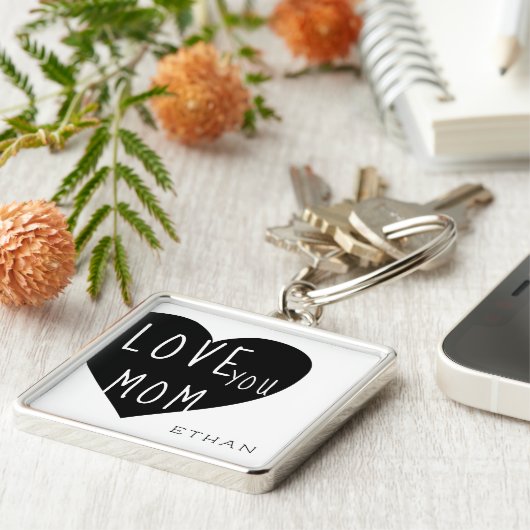 Van je moeder ⎢ Monogram Button Sleutelhanger (Zijkant)