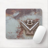 Van klassieke auto: Rusty oud v8-embleem in chroom Muismat (Met muis)