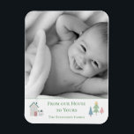 Van ons Huis tot Yours Photo Xmas Holiday Card Magneet<br><div class="desc">"Van ons Huis tot jullie" Voeg uw keuze uit afbeelding toe. Een lekker huis met een kleine sneeuwpop. Verandering in jouw naam en wat een schattige vakantiegroet. Zo eenvoudig en schattig. Een groot keepasje.</div>