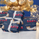 Van Santa Jouw naam op Navy Blue Christmas Cadeaupapier<br><div class="desc">Dit aangepaste vakantieinpakpapier heeft een feestelijk, vintage kerstthema op een marineblauw gekleurde achtergrond. De zinsnede "Special Delivery" is gedrukt boven een lint met een voorbeeldnaam. U kunt de cadeauverpakking personaliseren door uw eigen aangepaste naam of andere tekst op te nemen. Onder het lint staat "From Santa" gedrukt, met het woord...</div>