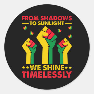 Van schaduw tot zonlicht schijnen we zwarte geschi ronde sticker