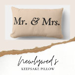 Van White Mr Mrs Wedding Accent Pillow Kussen<br><div class="desc">Deze meneer en mevrouw pillow is de perfecte aanvulling op je nieuwe bed of sofa. Het heeft een delicaat, gebroken wit ontwerp met zwarte tekst die "Mr." en "Mrs." in elegante typografie leest. Een mooie manier om je status van relatie af te shows terwijl je het lesje houdt! Het maakt...</div>
