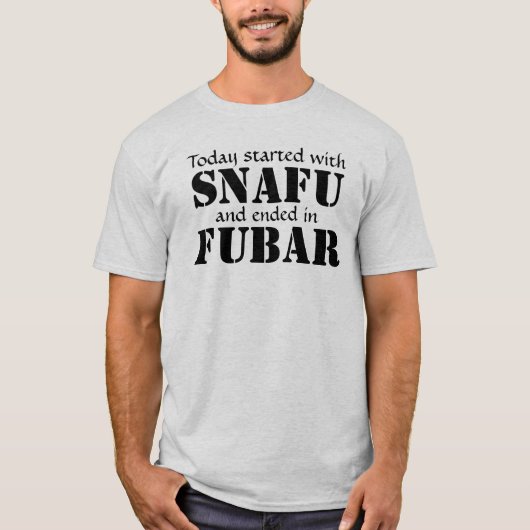Vandaag begon met SNAFU... Zwarte tekst T-shirt (Voorkant)