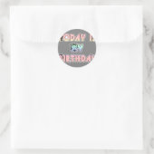 Vandaag is mijn verjaardag Baby Pink Art Print Ronde Sticker (Tas)