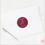 Vanessa Bourgondië Modern Wedding Ronde Sticker<br><div class="desc">Moderne trouwstickers met een eenvoudige en minimale lay-out met uw namen en een elegante ampersand in een groot formaat. Het kleurthema is bordeaux en kan worden gewijzigd in het ontwerpbewerkingshulpmiddel.</div>