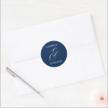 Vanessa Navy Blue Modern Wedding Ronde Sticker<br><div class="desc">Moderne trouwstickers met een eenvoudige en minimale lay-out met uw namen en een elegante ampersand in een groot formaat. Het kleurthema is marineblauw en kan worden gewijzigd in het ontwerpbewerkingshulpmiddel.</div>