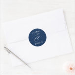 Vanessa Navy Blue Modern Wedding Ronde Sticker<br><div class="desc">Moderne trouwstickers met een eenvoudige en minimale lay-out met uw namen en een elegante ampersand in een groot formaat. Het kleurthema is marineblauw en kan worden gewijzigd in het ontwerpbewerkingshulpmiddel.</div>