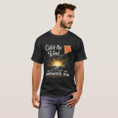 Vang de wind - Soaring Kite Inspirerend T-shirt (Voorkant volledig)