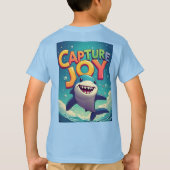 Vang Vreugde: Speelse Cartoon Haai T-shirt (Achterkant)