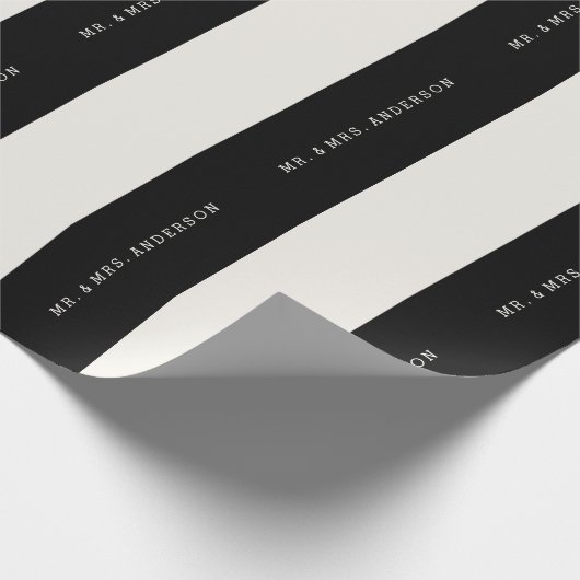 Vanilla & Black Preppy Stripes Aangepaste naam bru Cadeaupapier (Hoek)
