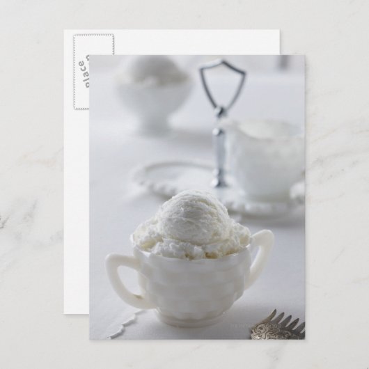 Vanilla-ijs in een witte omgeving briefkaart (Voorkant / Achterkant)