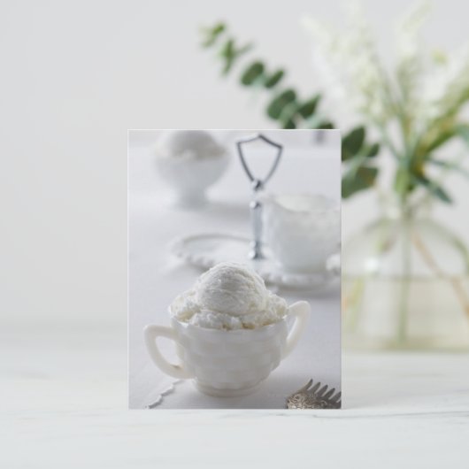 Vanilla-ijs in een witte omgeving briefkaart (Staand voorkant)