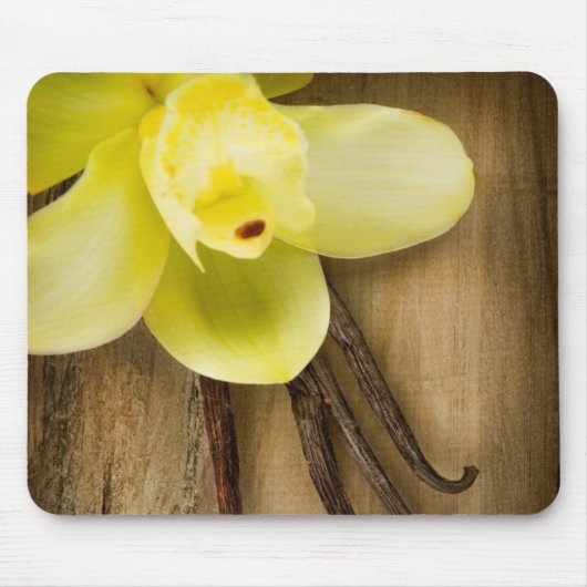 Vanilla Pods and Flower over Wooden Background Muismat (Voorkant)