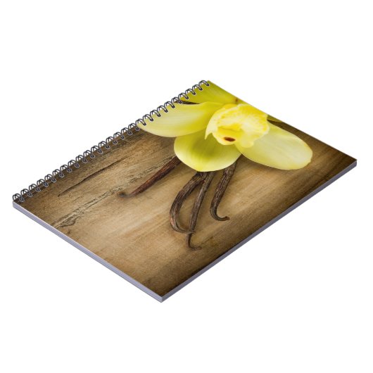 Vanilla Pods and Flower over Wooden Background Notitieboek (Linkerzijde)